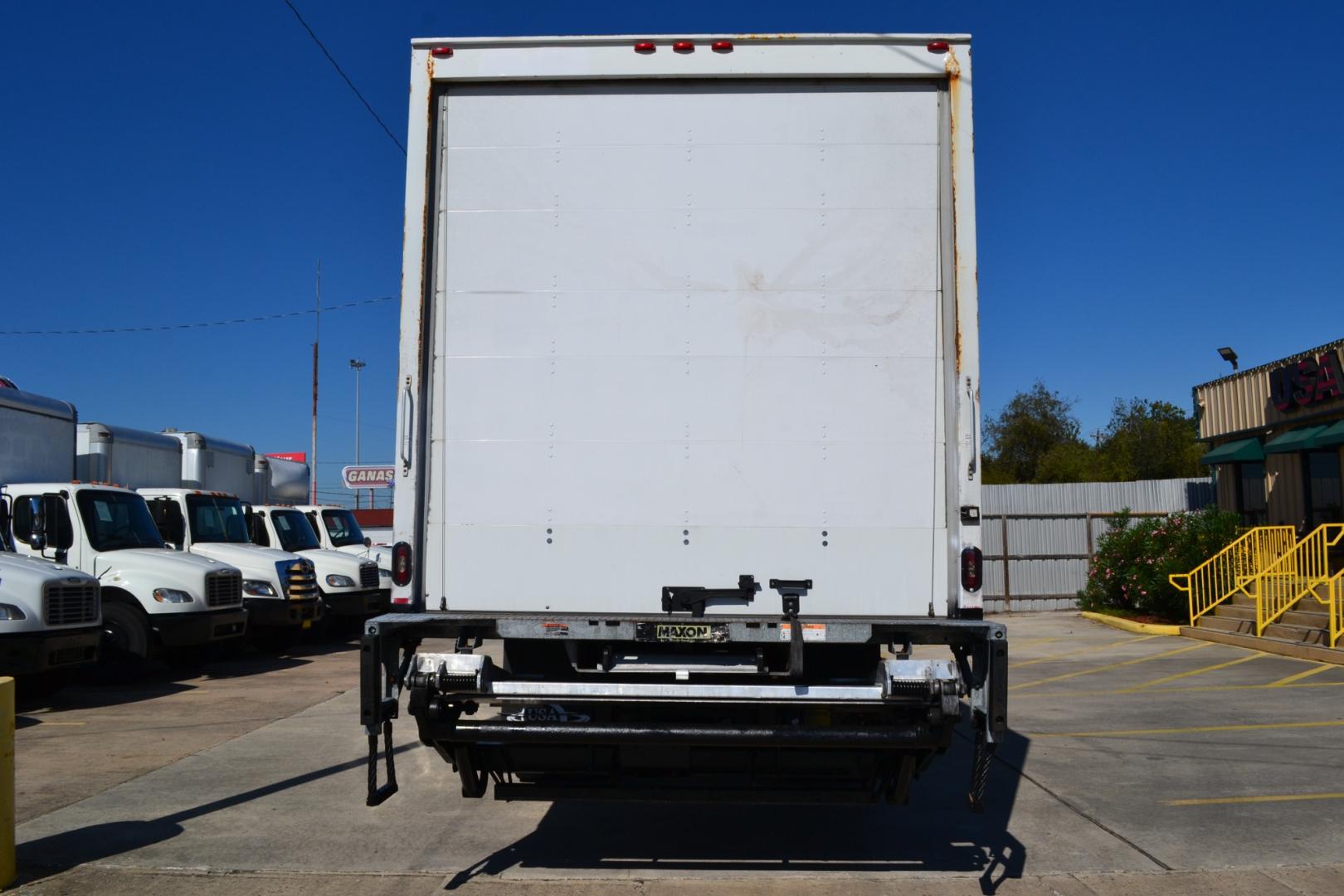 2016 WHITE /BLACK INTERNATIONAL 4300 with an CUMMINS ISB 6.7L 220HP engine, ALLISON 2100HS AUTOMATIC transmission, located at 9172 North Fwy, Houston, TX, 77037, (713) 910-6868, 29.887470, -95.411903 - Photo#5